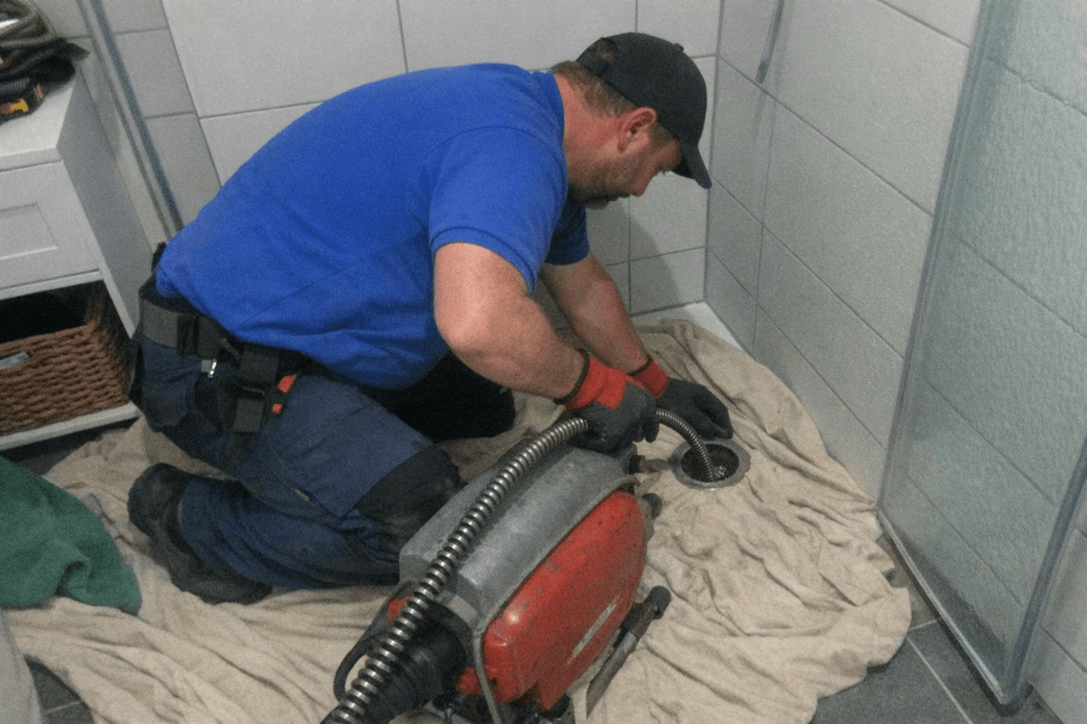 Fachgerechte und materialschonende Reinigung der blockierten Leitungen im Badezimmer.